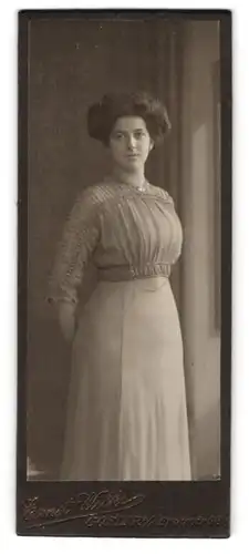 Fotografie Ernst Wilke, Goslar, Breitestr. 98, Frau mit hochtoupierten Haaren und einfachem Kleid