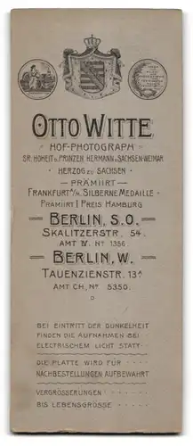 Fotografie Otto Witte, Berlin, Skalitzer-Str. 54, junge Frau mit Armband und Buch