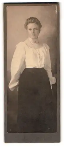 Fotografie unbekannter Fotograf und Ort, junge Frau mit weisser Bluse und langer Kette
