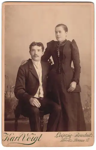 Fotografie Karl Voigt, Leipzig-Reudnitz, Baritz Strasse 17, Frau in Jacke mit Puffärmeln und sitzender Mann im Anzug