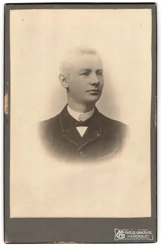 Fotografie N. Gaaslev, Haderslev, Gravene 433 a., blonder Junge im dunklen Anzug