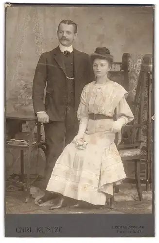 Fotografie Carl Kuntze, Leipzig-Neustadt, Eisenbahnstr. 47, Frau mit hohem Dutt im weissen Kleid, Mann mit Schauzbart