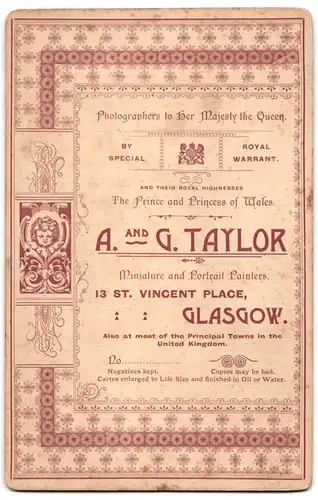 Fotografie A & G Taylor, Glasgow, 13 St. Vincent Place, Dame mit grosser Perlenkette und Mann mit Bart