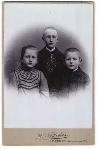 Fotografie H. Richters, Hannover, Cellerstr. 146, Mädchen in Kleid mit Strickmuster und 2 Jungen