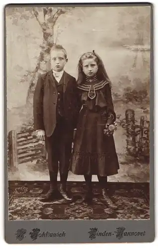 Fotografie W. Kohlrausch, Linden-Hannover, Mädchen mit Haarreif und Blumenstrauss, Junge im schwarzen Anzug