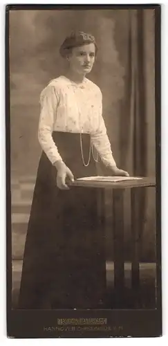 Fotografie W. Kabus, Hannover, Christuskirche 11, Frau mit langer Halskette am Pult