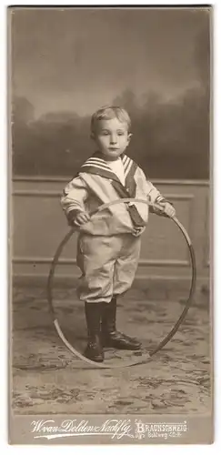 Fotografie W. van Delden Nachflg., Braunschweig, Bohlweg 40a, kleiner Junge im Matrosenanzug mit Spielreifen