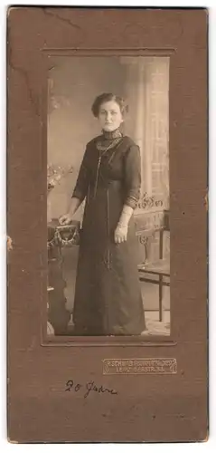 Fotografie R. Schwab, Frankfurt /Main, Leipzigerstr. 33, Frau im langen schwarzen Kleid mit hohem Kragen