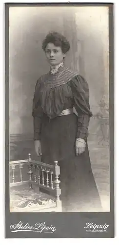 Fotografie Atelier Lipsia, Leipzig, Thomasring 15, Frau mit tailliertem Kleid und Ornament am Kragen