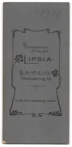 Fotografie Atelier Lipsia, Leipzig, Thomasring 15, Frau mit tailliertem Kleid und Ornament am Kragen