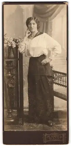 Fotografie M. Appel, Berlin, Dame in locker fallender weisser Bluse neben Blumenvase