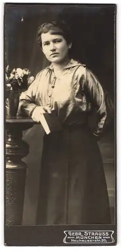 Fotografie Gebr. Strauss, München, Neuhausenerstr. 20, leicht schielende Frau mit kurzem Haar hält ein Buch