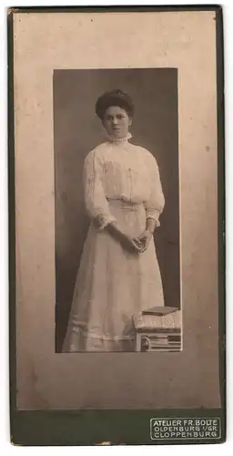 Fotografie Atelier Fr. Bolte, Oldenburg, Langestr. 15, Frau in weissem Kleid mit hohem Kragen blickt ernst