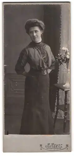 Fotografie R. Beyer, Dresden, Gr. Plauenschestr. 35, Frau mit Hocksteckfrisur in figurbetontem dunklen Kleid