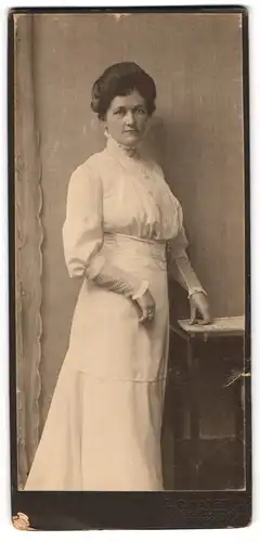 Fotografie C. Mader, Görlitz, Dame mit toupiertem Haar im langen weissen Kleid