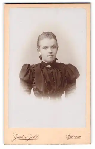 Fotografie Gustav Jobst, Zwickau, Äussere Schneebergerstrasse 20, Junge Frau in dunklem Kleid mit Brosche