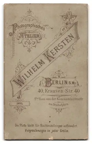 Fotografie Wilhelm Kersten, Berlin, Krausen-Strasse 40, Junger Mann im Sonntagsanzug