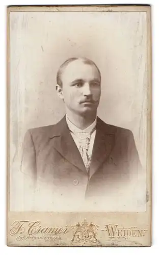 Fotografie F. Cramer, Weiden, Junger Mann mit spärlichem Haupthaar und karierter Krawatte