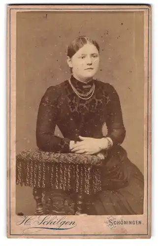 Fotografie H. Schilgen, Schöningen, Hötensleber-Strasse 36, Junge Frau mit streng gescheitelten Haaren und Halskette