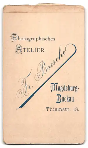 Fotografie Fr. Boesche, Magdeburg, Thiemstrasse 18, Knabe im Matrosenanzug mit Spielreif