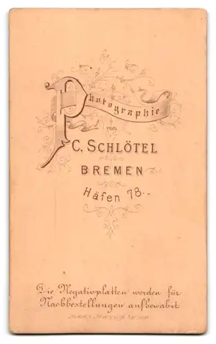 Fotografie C. Schlötel, Bremen, Häfen 78, Frau mit Mittelscheitel und Spitzenkragen