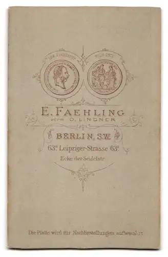 Fotografie E. Faehling, Berlin, Leipziger-Strasse 63, Junge Frau mit Stirnlocken und weisser Halskette