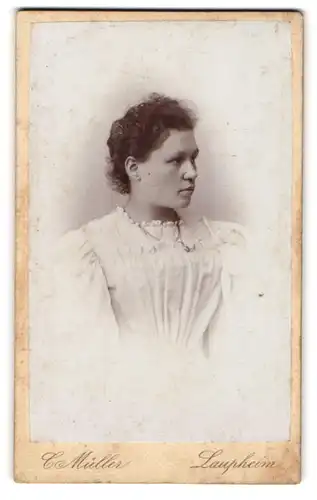 Fotografie C. Müller, Laupheim, Seitenportrait einer jungen Frau mit dunklen Locken