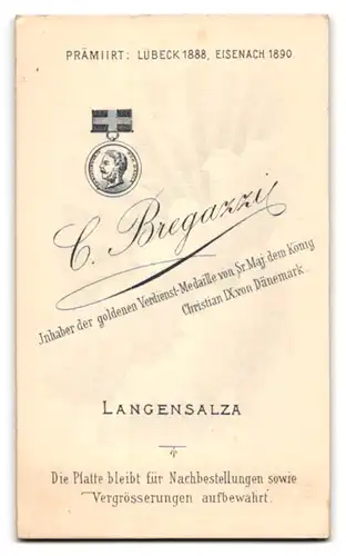 Fotografie C. Bregazzi, Langensalza, Junger Mann mit Bürstenschnitt und Fliege