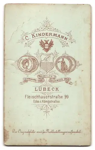 Fotografie C. Kindermann, Lübeck, Fleischhauerstrasse 99, Lächelnde Dame mit strenger Frisur und Brosche