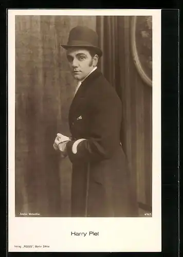 AK Schauspieler Harry Piel mit Melone und Gehstock