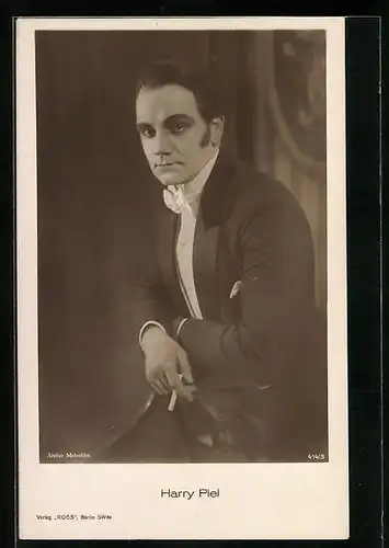 AK Schauspieler Harry Piel mit Zigarette