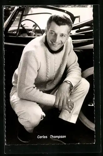 AK Schauspieler Carlos Thompson in der Hocke