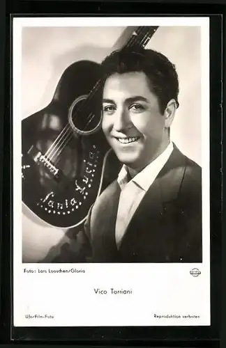 AK Schauspieler Vico Torriani mit Akustikgitarre