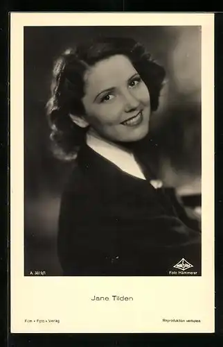 AK Schauspielerin Jane Tilden in schwarzem Anzug