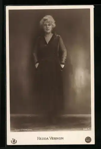 AK Schauspielerin Hedda Vernon leicht lächelnd