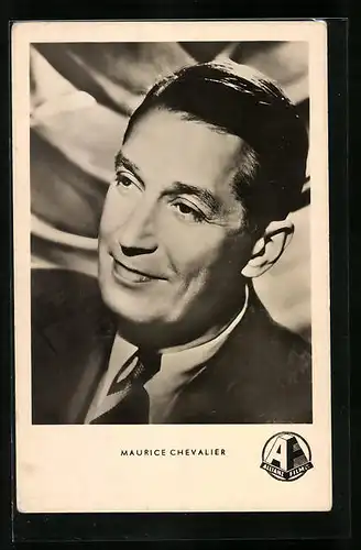 AK Schauspieler Maurice Chevalier schaut in die Ferne