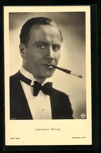 AK Schauspieler Hermann Thimig raucht eine Zigarette
