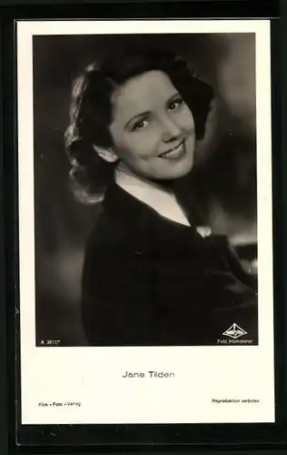 AK Schauspielerin Jane Tilden in weisser Bluse und schwarzer Jacke