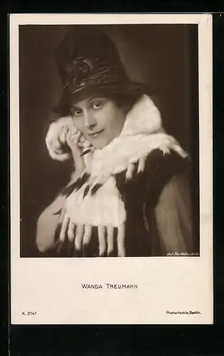 AK Schauspielerin Wanda Treumann mit gefranstem Pelzschal und Hut