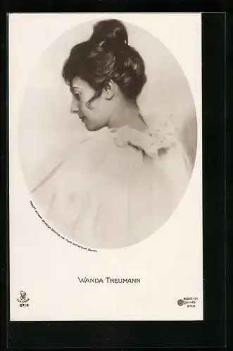 AK Schauspielerin Wanda Treumann mit ernster Miene