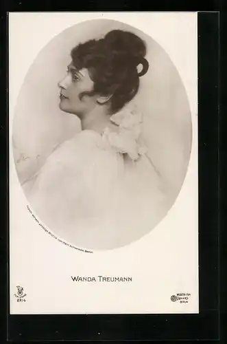 AK Schauspielerin Wanda Treumann mit hohem Dutt