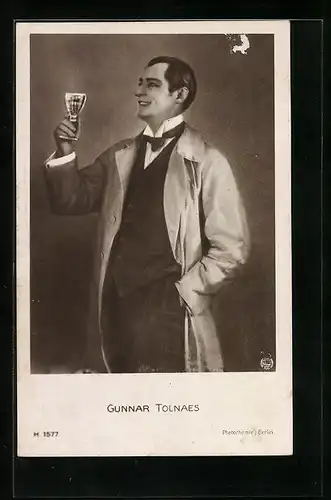 AK Schauspieler Gunnar Tolnaes im Trenchcoat mit Kelch