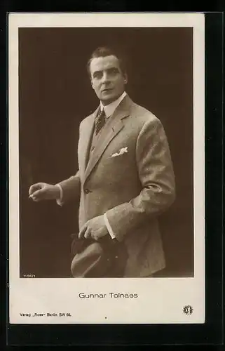 AK Schauspieler Gunnar Tolnaes raucht eine Zigarette