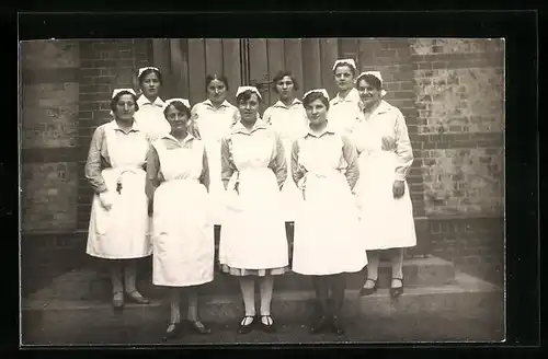AK Dienstmädchengruppe vor einer Hauswand