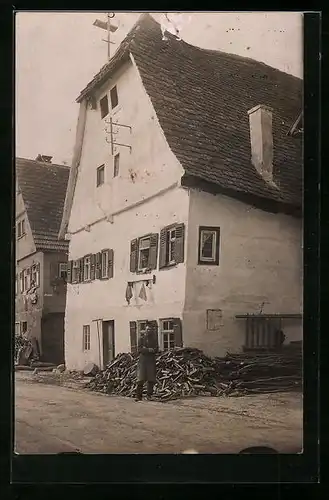 Foto-AK Horchheim, Wohnhaus mit Feuerholz