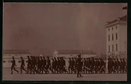 Foto-AK Mostar, Soldaten beim Marschieren