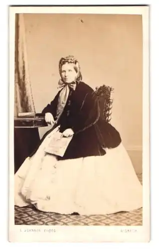 Fotografie E. Johnson, Wisbech, 21. Church Terrace, Junge Dame mit Kopftuch im Biedermeierkleid mit Schleife am Kragen