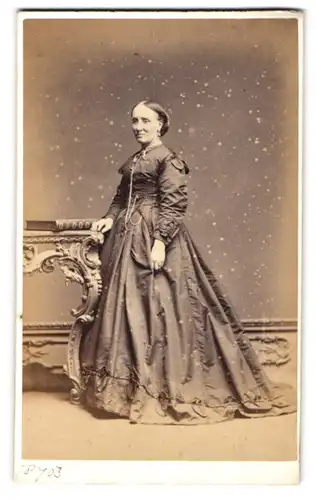 Fotografie Turner & Co., Islington, 17. Upper Street, Gestandene Frau mit Hochsteckfrisur im hochwertigen Kleid