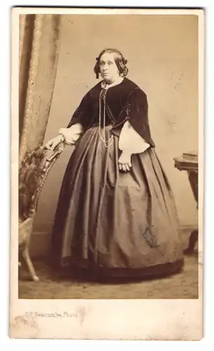 Fotografie C. T. Newcombe, London, 135. Fenchurch Street, Frau im edlen Kleid mit Hochsteckfrisur