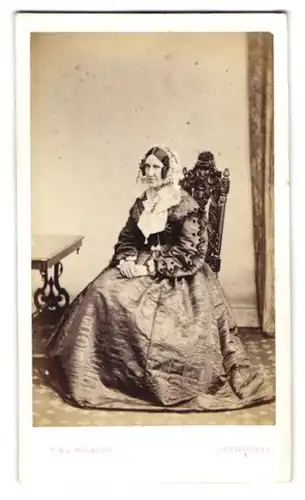 Fotografie T. & J. Holroyd, Harrogate, Esplanade House, Greisin mit Kopfschmuck und hochwertigem Rüschenkleid